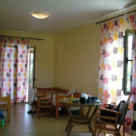 Kamari Apartmanhotel *